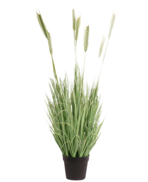 Die feuerhemmende Kunstrasenpflanze Grün 130 cm hat lange, schlanke grüne Blätter und lange, weizenähnliche Stängel in einem kleinen schwarzen Topf vor einem weißen Hintergrund.