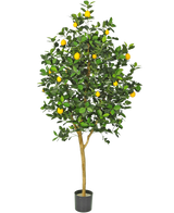 Der künstliche Zitronenbaum 150 cm hat einen braunen Stamm, grüne Blätter und mehrere gelbe Zitronen in einem Topf vor einem schlichten weißen Hintergrund.
