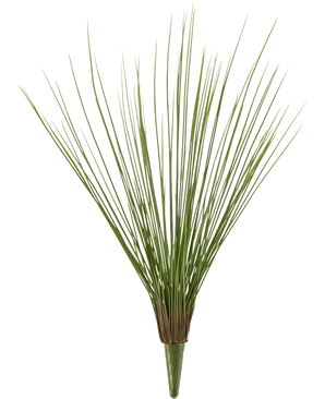 Die Kunstrasenpflanze Royal Grass UV 60 cm hat hohe, dünne, grüne Kunstrasenstiele, die an der Basis gebündelt sind und sich nach außen fächern, vor einem schlichten weißen Hintergrund.