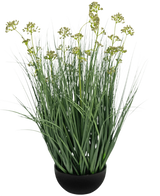 Der feuerhemmende Kunstrasen-Lauchblumen-Zwiebelgrastopf (60 cm) hat lange, dünne grüne Blätter und lange Stiele mit gelbgrünen Blütenbüscheln in einem schwarzen Topf, dargestellt auf weißem Hintergrund.