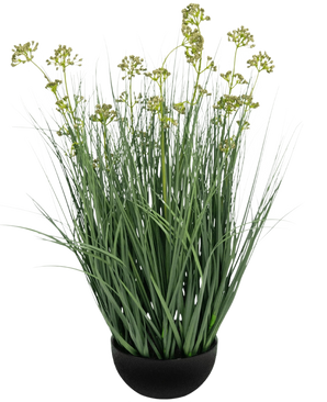 Der feuerhemmende Kunstrasen-Lauchblumen-Zwiebelgrastopf (60 cm) hat lange, dünne grüne Blätter und lange Stiele mit gelbgrünen Blütenbüscheln in einem schwarzen Topf, dargestellt auf weißem Hintergrund.