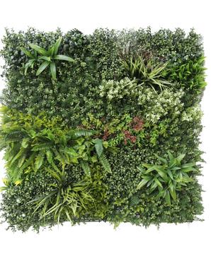 Die künstliche Hecke Prestige 100 x 100 cm UV ist eine quadratische Platte aus künstlichem grünem Blattwerk mit gemischten Blattpflanzen, Farnen, verschiedenen Texturen und Grüntönen sowie Büscheln kleiner weißer und roter Blüten. Der Hintergrund ist weiß.
