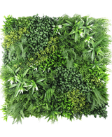 Die künstliche Hecke Freshness 100x100 cm UV ist eine quadratische Platte, die dicht mit verschiedenen grünen Blättern bedeckt ist, mit unterschiedlichen Blattformen und -texturen, um einen üppigen, lebendigen vertikalen Garten vor einem weißen Hintergrund zu schaffen.