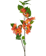 Der künstliche Zweig Bougainvillea 81 cm Pfirsich hat einen einzelnen Stiel mit Büscheln pfirsichoranger und gelber Blüten, ergänzt durch grüne Blätter, vor einem weißen Hintergrund.
