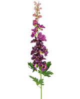 Die künstliche Blume Delphinium Purple 79 cm hat einen einzelnen künstlichen lila Ritterspornstiel mit mehreren vertikal angeordneten Blüten und grünen, tief gelappten Blättern vor einem schlichten weißen Hintergrund.