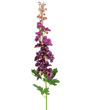 Die künstliche Blume Delphinium Purple 79 cm hat einen einzelnen künstlichen lila Ritterspornstiel mit mehreren vertikal angeordneten Blüten und grünen, tief gelappten Blättern vor einem schlichten weißen Hintergrund.