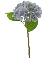 Die künstliche Hortensie Deluxe 55 cm lila hat einen einzelnen hellvioletten Stiel mit abgerundeten Blütenblättern und zwei grünen Blättern vor einem weißen Hintergrund.