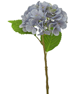 Die künstliche Hortensie Deluxe 55 cm lila hat einen einzelnen hellvioletten Stiel mit abgerundeten Blütenblättern und zwei grünen Blättern vor einem weißen Hintergrund.