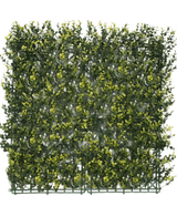 Die künstliche Hecke Buchsbaumgelb 50 x 50 cm UV ist eine quadratische Platte aus dichtem, künstlichem grünem Blattwerk mit gelben Blättern, die einer Hecke oder Gartenmauer vor einem schlichten weißen Hintergrund ähneln soll.