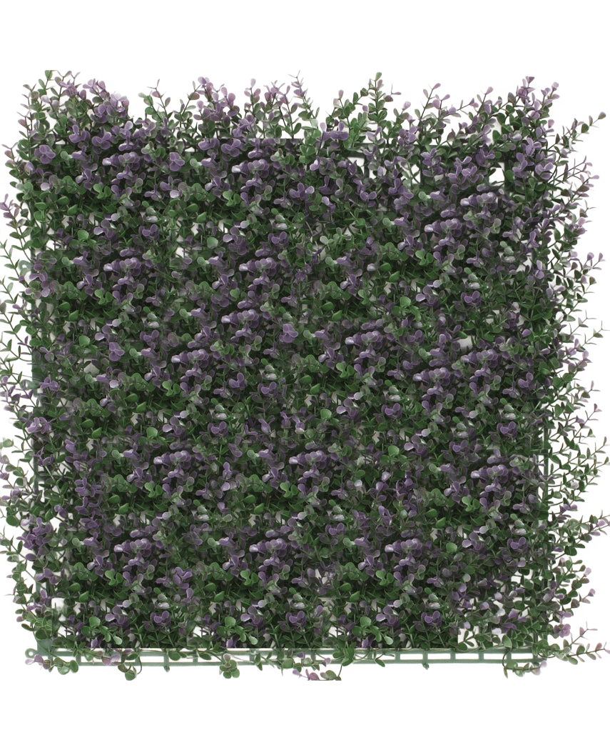 Die künstliche Buchsbaumhecke Lila 50x50 cm UV ist eine dichte, quadratische Platte aus künstlichem Grün mit kleinen lila Blüten, die eine üppige vertikale Gartenmatte schafft, die sich perfekt zum Aufhellen eines weißen Hintergrunds eignet.