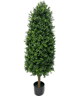 Die Kunstpflanze Buchsbaumpyramide UV 120 cm ist eine hohe, kegelförmige Kunstpflanze mit dichten grünen Blättern in einem kleinen schwarzen Topf, perfekt für jeden Garten. Es verfügt über einen UV-Schutz, um sein lebendiges Aussehen vor einem schlichten weißen Hintergrund zu bewahren.
