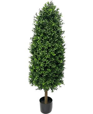 Die Kunstpflanze Buchsbaumpyramide UV 120 cm ist eine hohe, kegelförmige Kunstpflanze mit dichten grünen Blättern in einem kleinen schwarzen Topf, perfekt für jeden Garten. Es verfügt über einen UV-Schutz, um sein lebendiges Aussehen vor einem schlichten weißen Hintergrund zu bewahren.