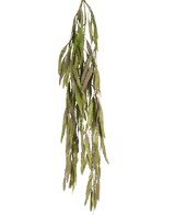 Die künstliche Hängepflanze Aloe Vera 102 cm hat lange, schmale grüne Blätter mit gezackten Rändern, die vor einem schlichten weißen Hintergrund herunterfallen.