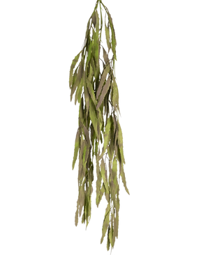 Die künstliche Hängepflanze Aloe Vera 102 cm hat lange, schmale grüne Blätter mit gezackten Rändern, die vor einem schlichten weißen Hintergrund herunterfallen.
