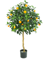 Der künstliche Orangenbaum 120 cm von Easyplants hat üppige grüne Blätter und viele leuchtend orangefarbene Früchte, die in einem Topf vor einem schlichten weißen Hintergrund präsentiert werden.