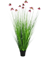 Die feuerhemmende Kunstrasenpflanze Chrysantheme 150 cm hat lange, dünne grüne, grasähnliche Blätter und lange Stängel mit rosa, gänseblümchenähnlichen Blüten, präsentiert in einem Topf vor einem schlichten weißen Hintergrund.