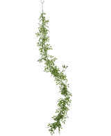 Die künstliche Rankenpflanze Bambus 182 cm ist eine lange grüne Girlande mit kleinen Zweigen und Blättern, die vertikal an einem Metallring vor einem schlichten weißen Hintergrund hängt.