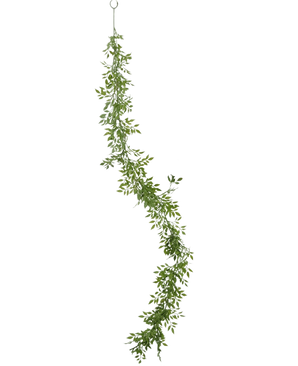 Die künstliche Rankenpflanze Bambus 182 cm ist eine lange grüne Girlande mit kleinen Zweigen und Blättern, die vertikal an einem Metallring vor einem schlichten weißen Hintergrund hängt.