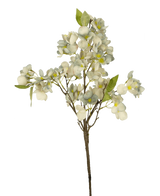 Die künstliche Blumenblüte 64 cm blau ist ein einzelner künstlicher Blumenzweig mit mehreren Stielen mit Büscheln kleiner blauer Blüten und grüner Blätter vor einem schlichten weißen Hintergrund.