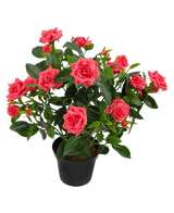 Die Kunstpflanze Mini Rose UV 35 cm hat einen schwarzen Topf, der mit einer üppigen künstlichen Rosenpflanze mit mehreren blühenden rosa Rosen und grünen Blättern vor einem weißen Hintergrund gefüllt ist.
