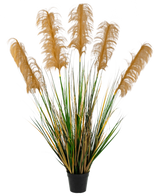 Das feuerhemmende künstliche Pampasgras 120 cm hat hohe grüne und gelbe grasähnliche Blätter mit flauschigen braunen Federn. Diese elegante, feuerhemmende Kunstpflanze verleiht jeder Sammlung künstlicher Pflanzen vor einem weißen Hintergrund Eleganz.