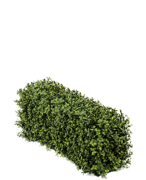 Die künstliche Buchsbaumhecke UV 70x20x25 cm ist ein dichter, rechteckiger künstlicher Buchsbaumstrauch mit kleinen grünen Blättern vor einem schlichten weißen Hintergrund.