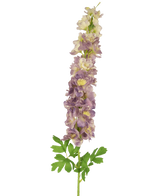 Die künstliche Blume Delphinium 105 cm lila ist ein künstlicher Stiel aus hellvioletten und cremefarbenen Delphiniumblüten mit grünen Blättern vor einem weißen Hintergrund.