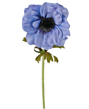 Eine einzelne künstliche Blumenanemone, 35 cm, blau mit gerüschten blauen Blütenblättern, einem dunklen Herzen und einem grünen Stiel mit ein paar Blättern vor einem weißen Hintergrund.