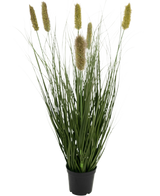 Der feuerhemmende Kunstrasen-Matsutake-Zwiebelgrastopf (61 cm) hat lange, dünne, grüne, grasähnliche Blätter und gelbliche, flauschige, zylindrische Federn in einem schwarzen Topf, die vor einem weißen Hintergrund an Kunstrasen erinnern.